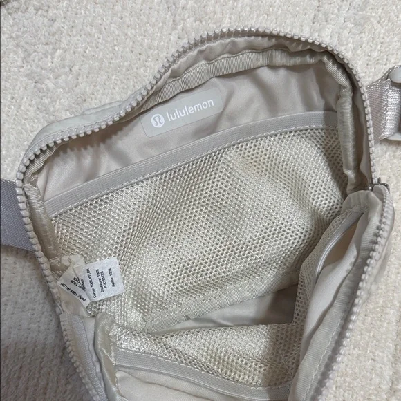 lululemon white belt bag - Picture 3 of 4